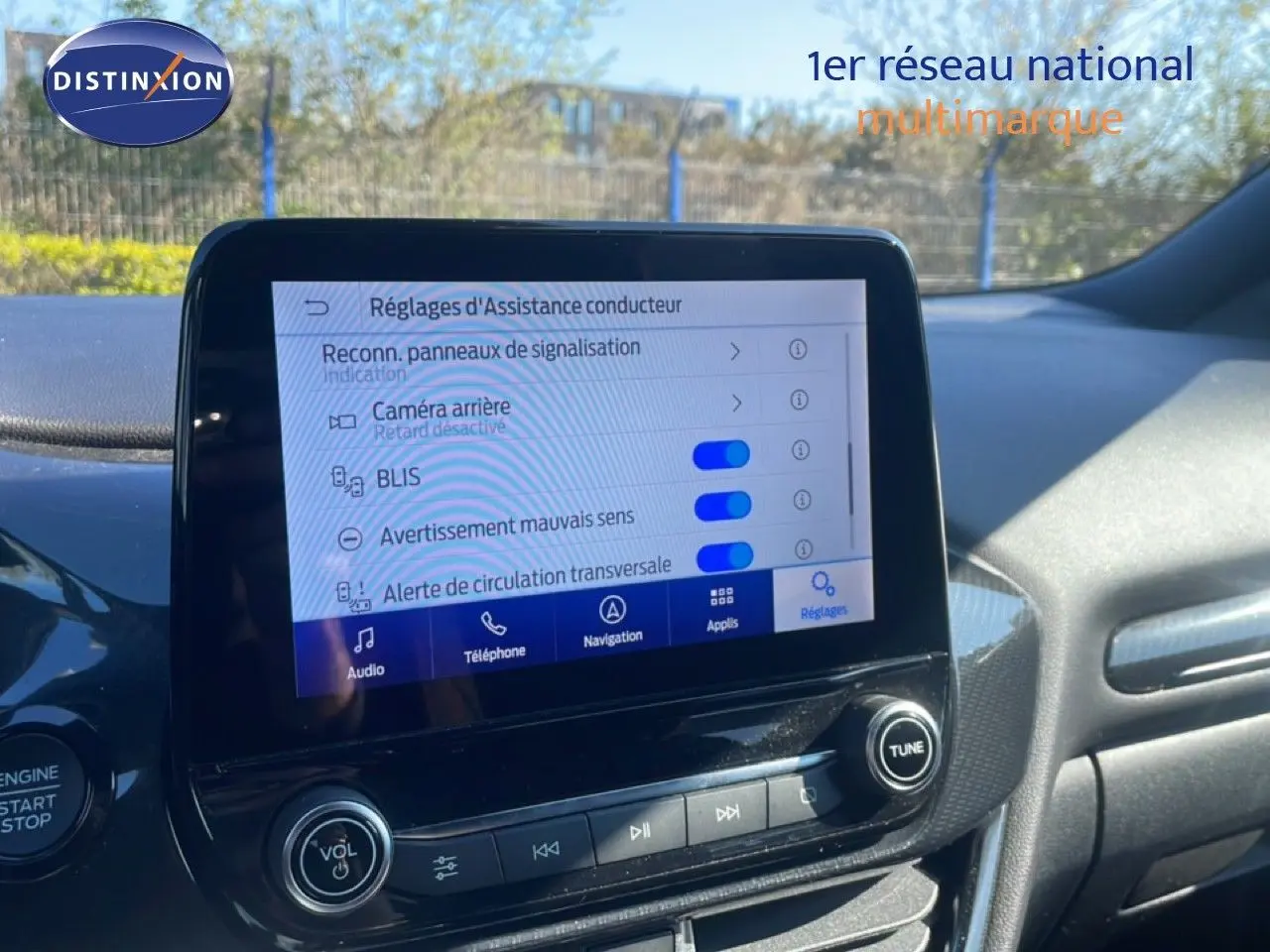 Vue intérieure du tableau de bord du Ford Puma gris Solar Metal 2023, avec écran tactile affichant les réglages d'assistance conducteur.