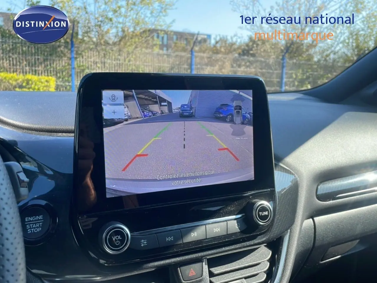 Écran central affichant la caméra de recul dans l’habitacle d’un Ford Puma gris Solar Metal, vue de face.