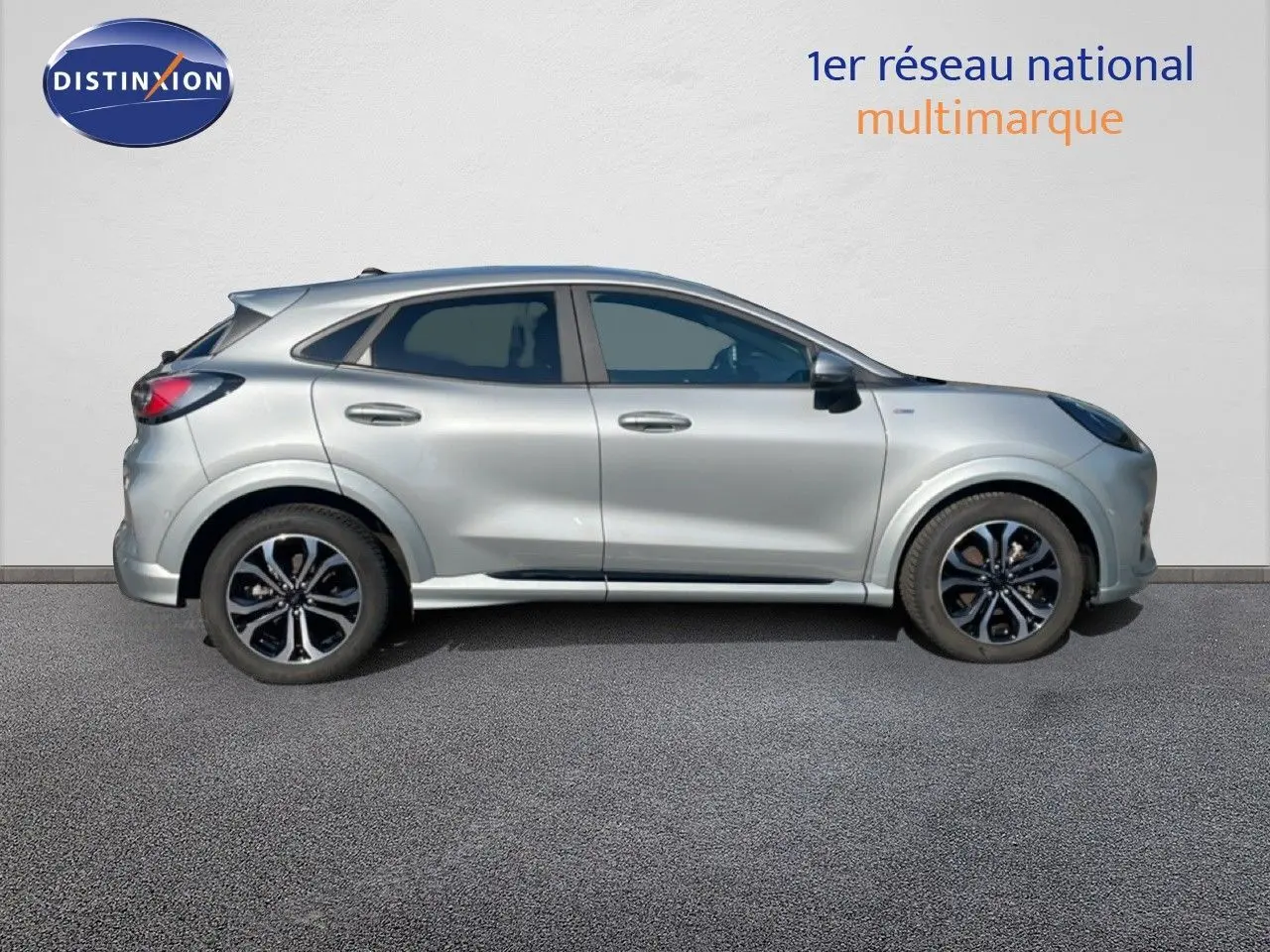 Ford Puma gris Solar Metal vue de profil côté gauche, jantes alliage noires et design compact SUV 2023.