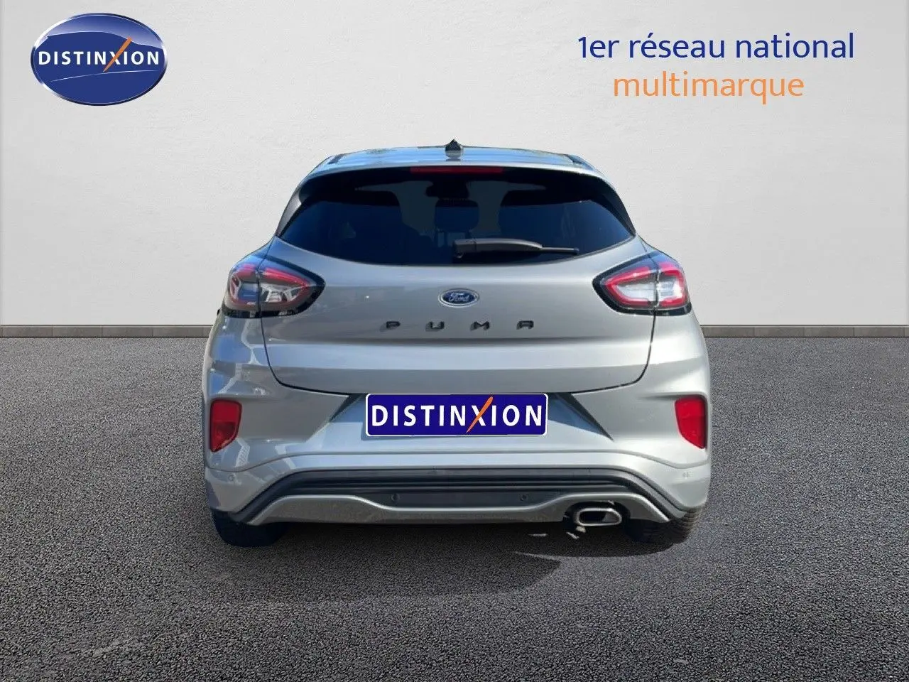 Vue arrière d'une Ford Puma gris solar metal 2023 avec feux LED et sortie d'échappement visible côté droit.