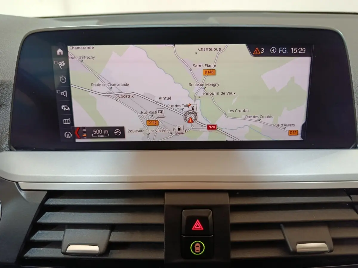 Écran central du système de navigation 3D de la BMW X3 xDrive30e 2020, affichage couleur avec carte routière.