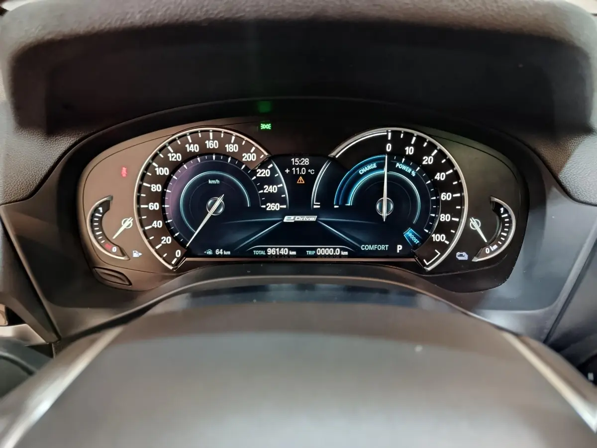 Vue rapprochée du tableau de bord numérique du BMW X3 xDrive30e 2020, affichage hybride et vitesse en km/h.