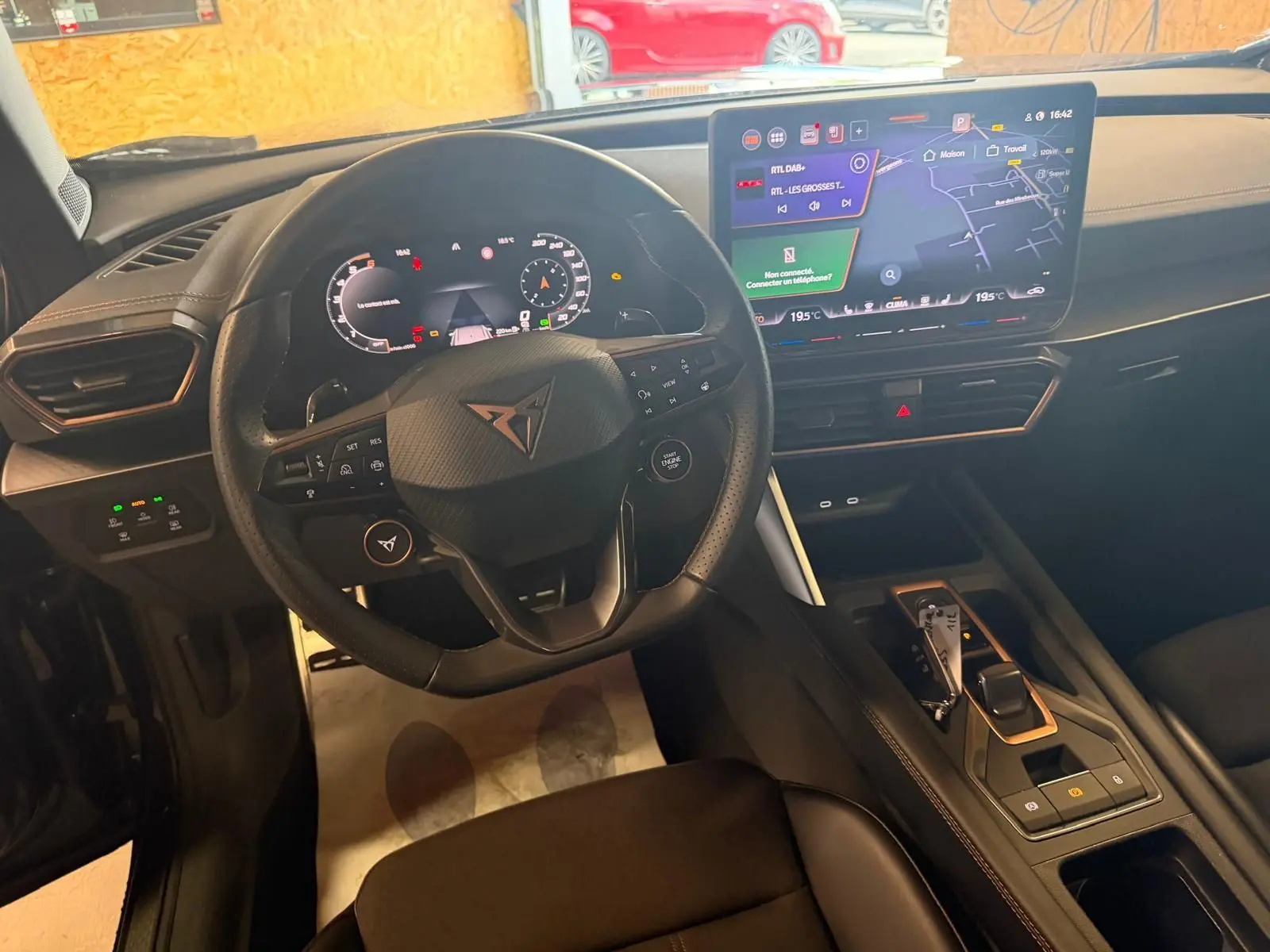 Vue intérieure du poste de conduite du CUPRA Formentor noir 2025, avec volant cuir, écran tactile et tableau de bord numérique.