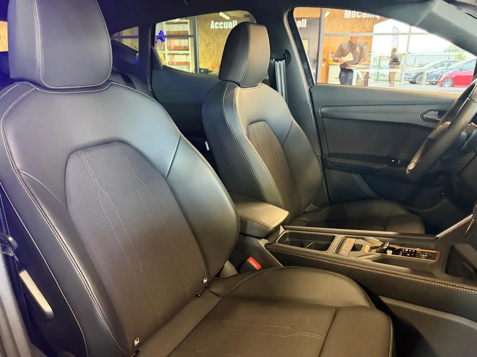 Vue intérieure côté gauche montrant les sièges sport cuir/tissu noirs et la console centrale du CUPRA Formentor 2025.