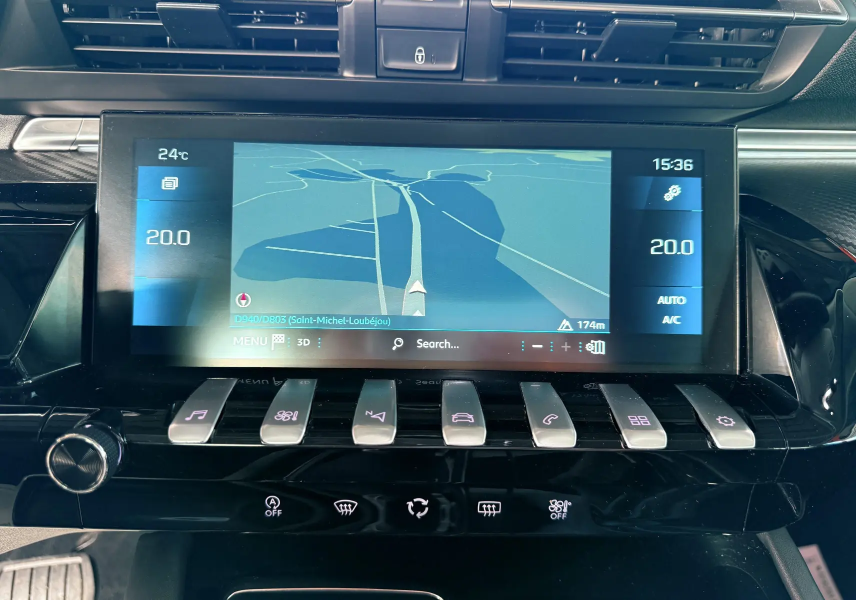 Écran tactile central avec navigation GPS et commandes tactiles sur tableau de bord noir brillant d'une Peugeot 308 SW.