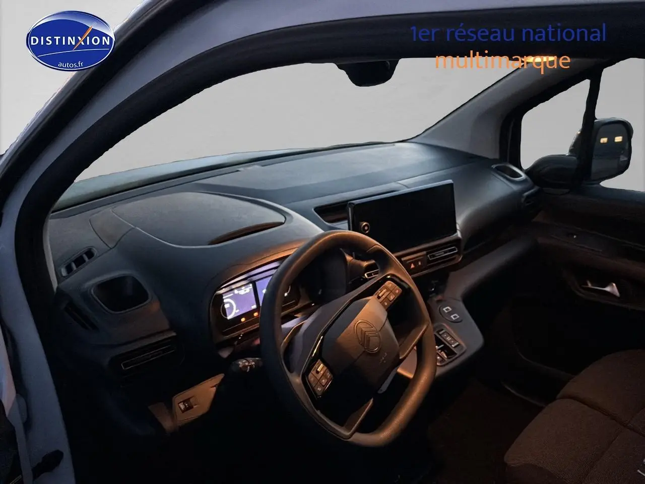 Vue intérieure côté conducteur du Citroën Berlingo Fourgon blanc 2025, tableau de bord et volant multifonction visibles.