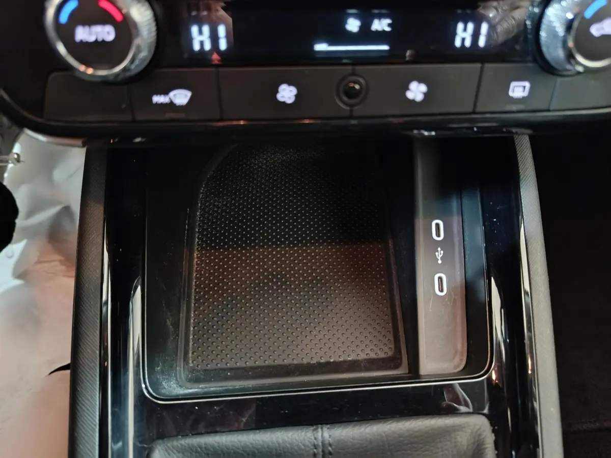 Gros plan sur la console centrale du Skoda Kamiq 2024, avec ports USB et commandes de climatisation visibles.