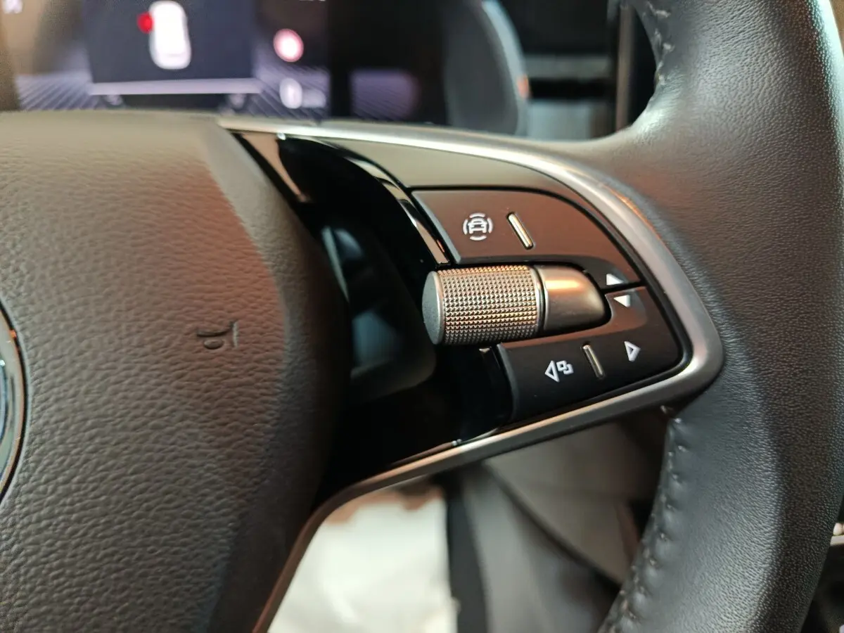 Gros plan sur le volant cuir multifonctions du Skoda Kamiq 2024, côté droit avec molette et boutons de contrôle.