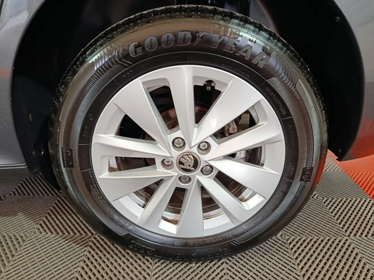 Gros plan sur la roue avant droite gris clair d’un Skoda Kamiq 2024 avec jante alliage et pneu Goodyear.