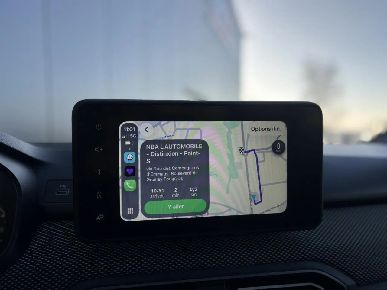 Écran tactile central du tableau de bord affichant la navigation GPS avec itinéraire dans un Dacia Jogger gris Schiste.