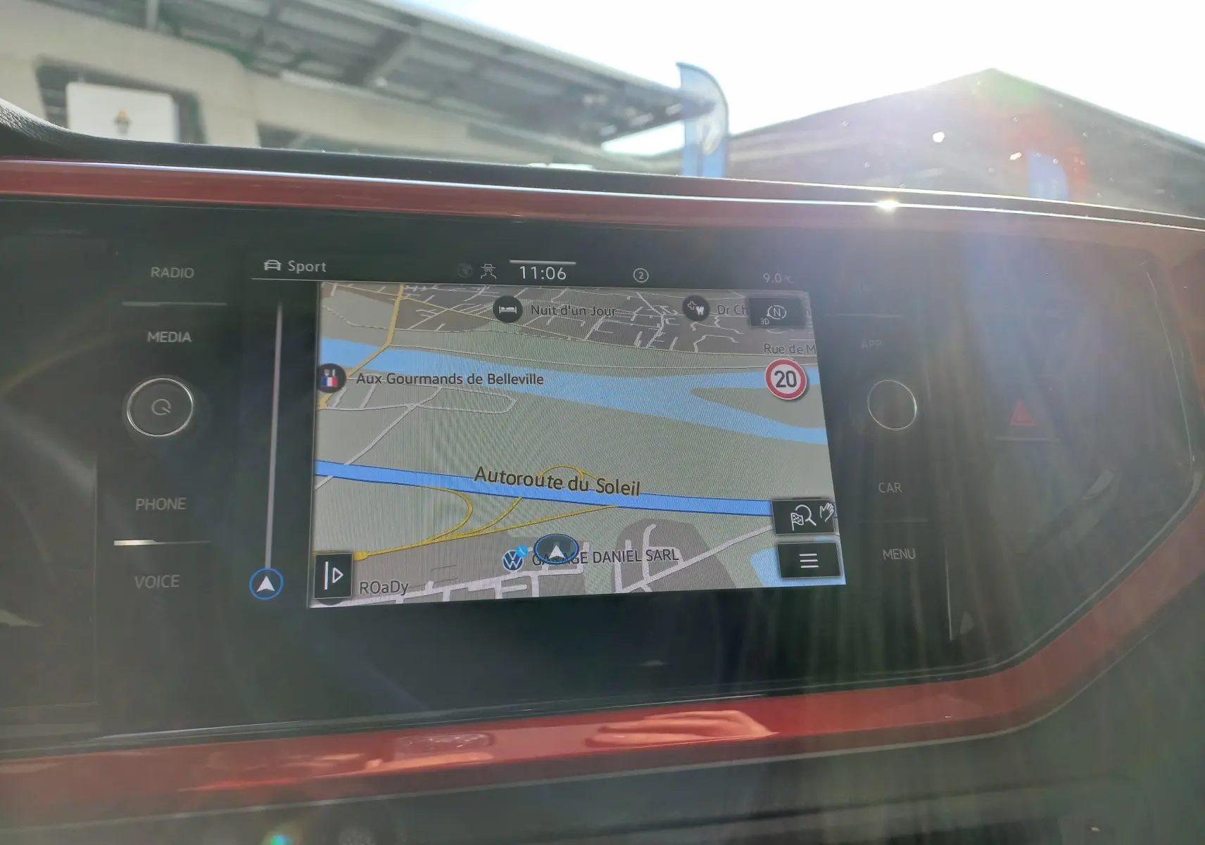 Écran de navigation central de Volkswagen Polo GTI 2024, avec cadre rouge et commandes tactiles visibles.