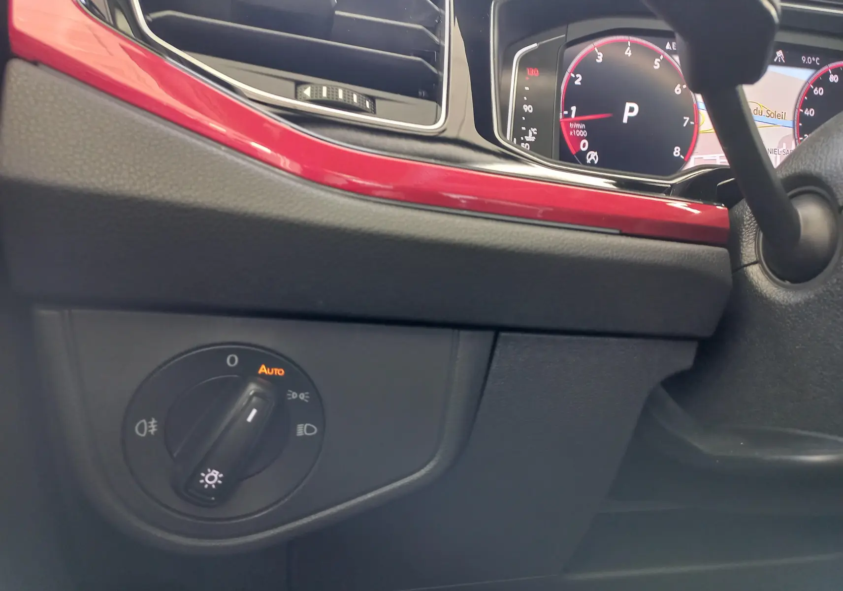 Détail du tableau de bord côté gauche de la Volkswagen Polo GTI 2024 avec insert rouge et commandes d’éclairage.