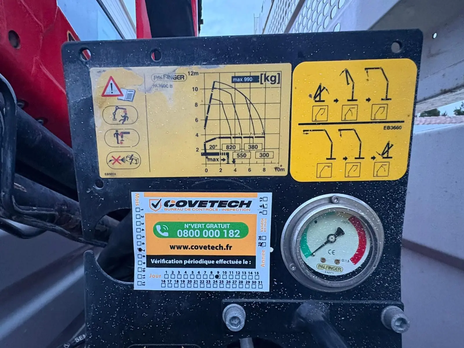 Gros plan sur le tableau de commande noir de la grue Palfinger du camion blanc Iveco Daily Chassis Cabine 35C14.