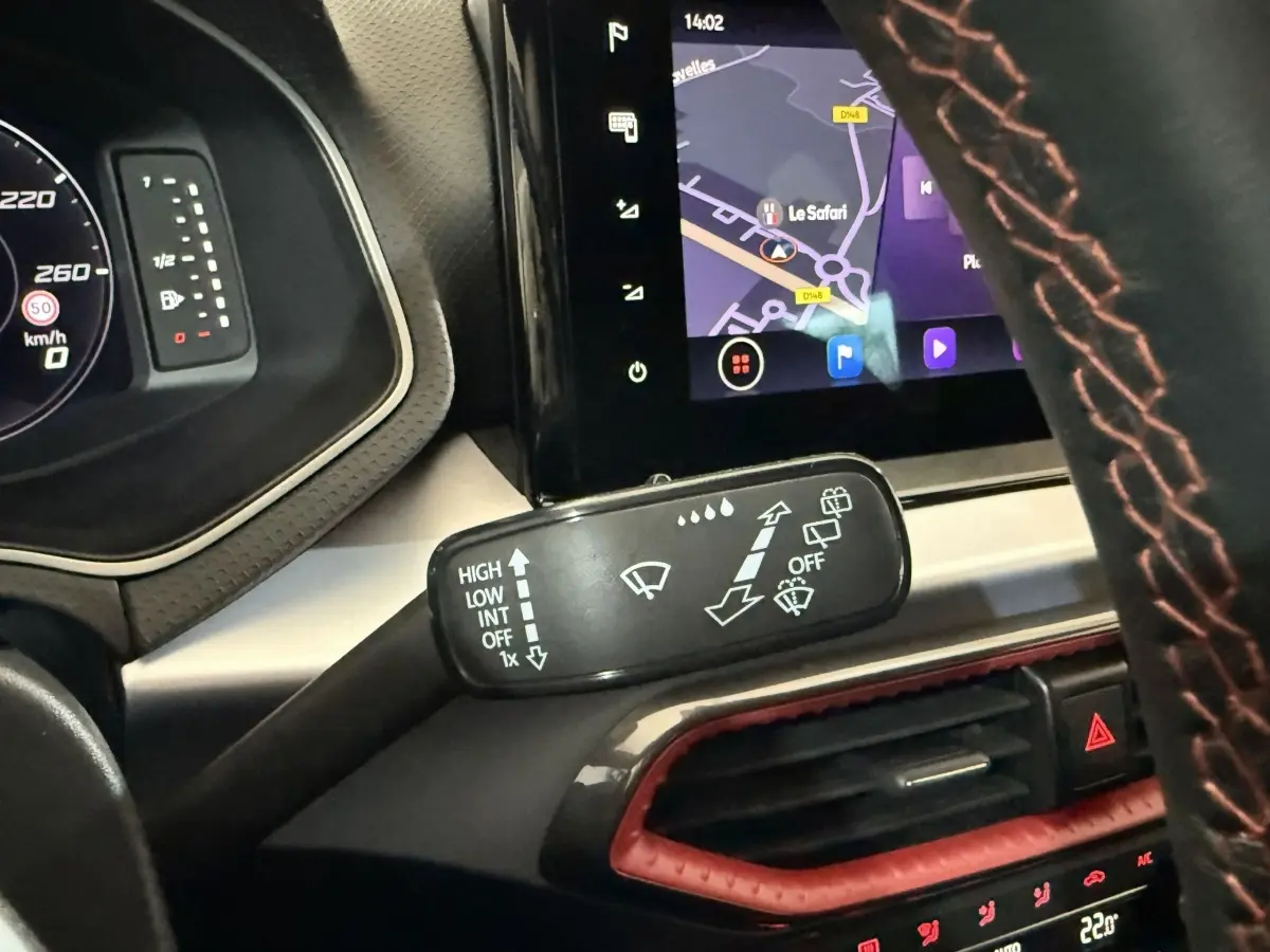 Gros plan sur la commande des essuie-glaces et le tableau de bord numérique d’une SEAT Ibiza blanche 2024.