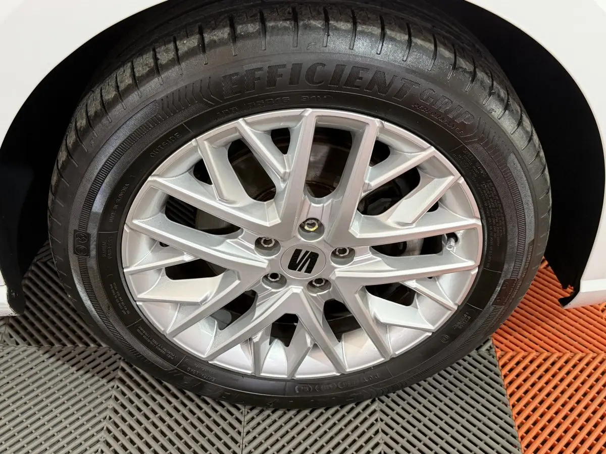 Gros plan sur la roue avant droite blanche d'une SEAT Ibiza 1.0 TSI 110 FR avec jante alliage argentée.