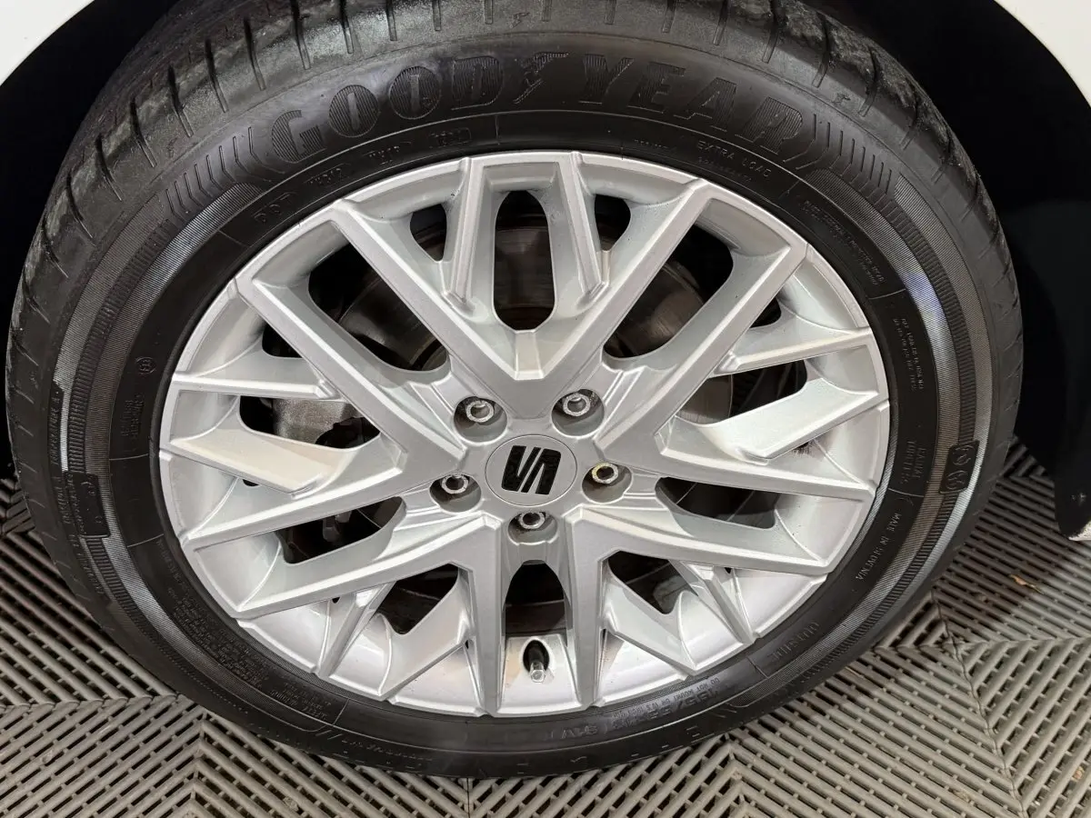 Gros plan sur la jante alu argentée et pneu Goodyear d’une SEAT IBIZA blanche, version 1.0 TSI 110 FR.