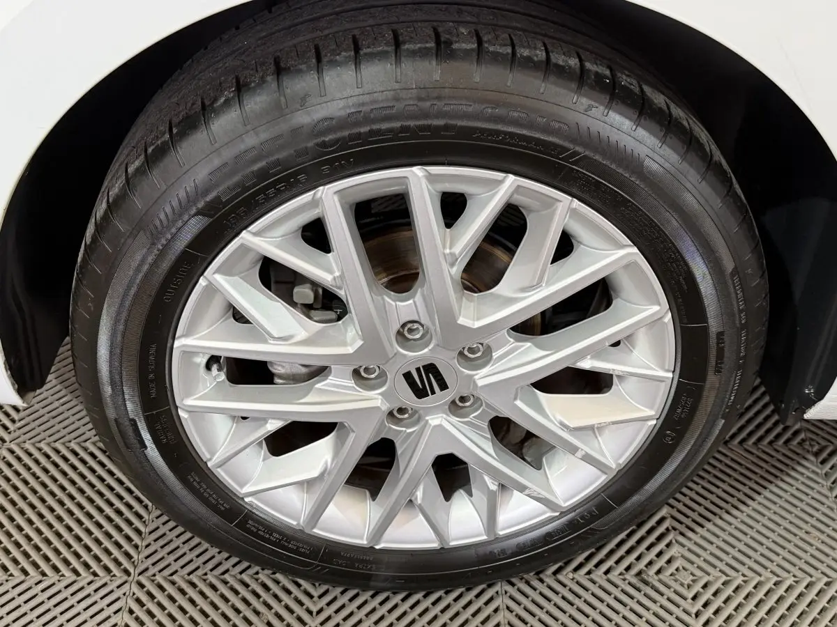 Gros plan sur la roue arrière droite d'une SEAT Ibiza blanche 2024, mettant en valeur le pneu et l'aile du véhicule.