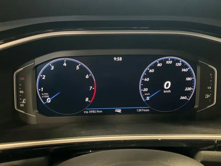 Vue rapprochée du tableau de bord numérique du Volkswagen T-Roc 2025, affichant compte-tours et vitesse à zéro.