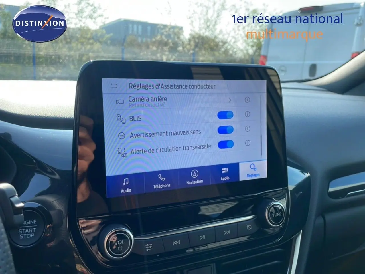 Écran tactile central du Ford Puma 2023 montrant les réglages d’assistance conducteur, intérieur noir.