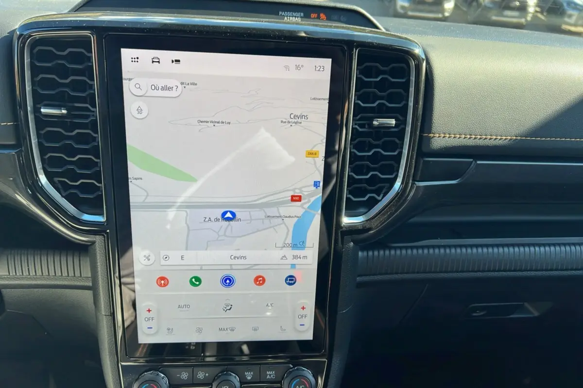 Vue rapprochée du tableau de bord du Ford Ranger 2026 avec écran tactile vertical affichant la navigation GPS.