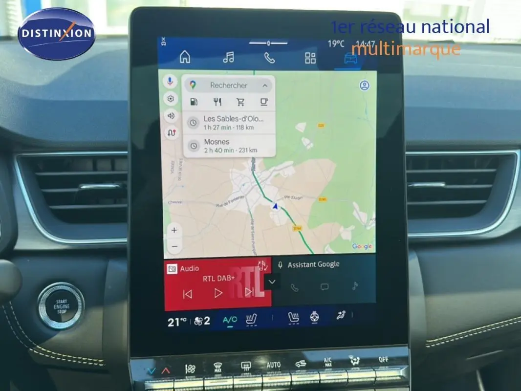 Vue intérieure centrée sur l’écran tactile du tableau de bord du Renault Symbioz blanc, affichant la navigation GPS.