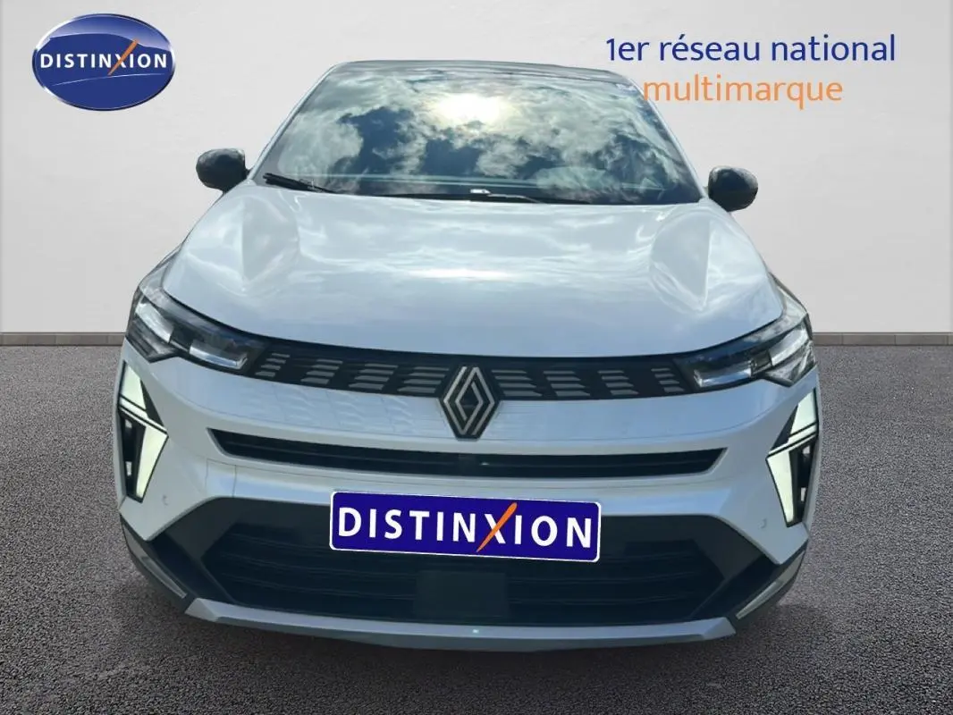 Vue avant d'une Renault SYMBIOZ E-Tech full hybrid 145 Iconic blanche avec éclairage LED et calandre noire.