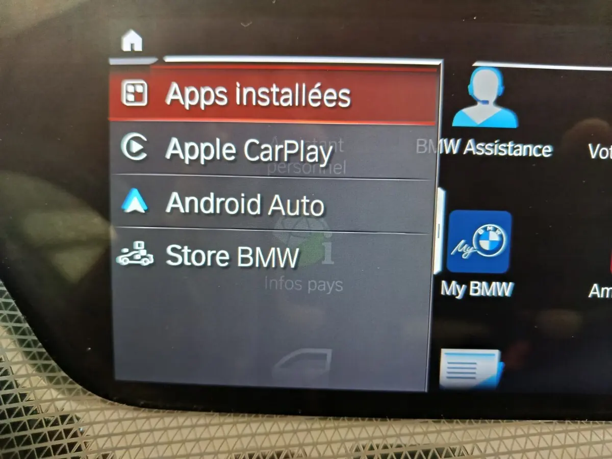 Écran tactile central de BMW Série 1 118i Edition Sport affichant les options Apple CarPlay et Android Auto.