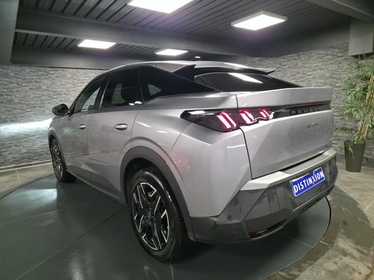 Peugeot 3008 gris métallisé vue 3/4 arrière droit, feux arrière LED à 3 griffes et jantes alliage 19'' noires.