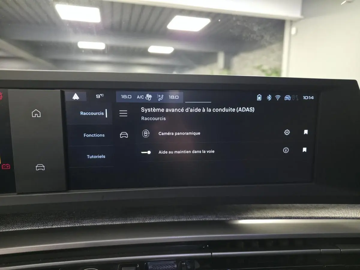 Écran tactile du système d’aide à la conduite du Peugeot 3008 gris, vue de face intérieure.