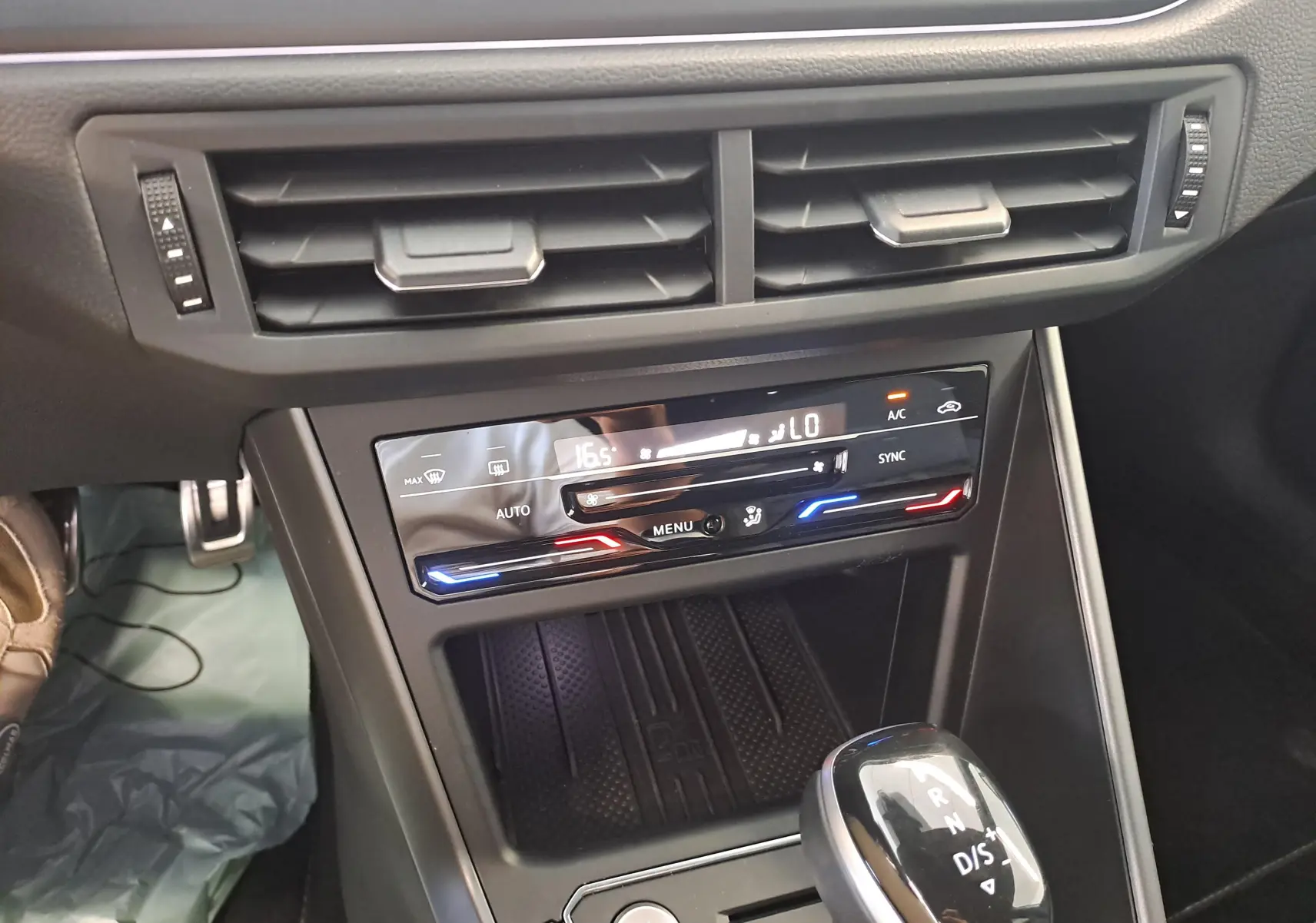 Vue rapprochée du tableau de bord et de la console centrale noire du Volkswagen Taigo 1.0 TSI 116 DSG7 R-Line Edition.