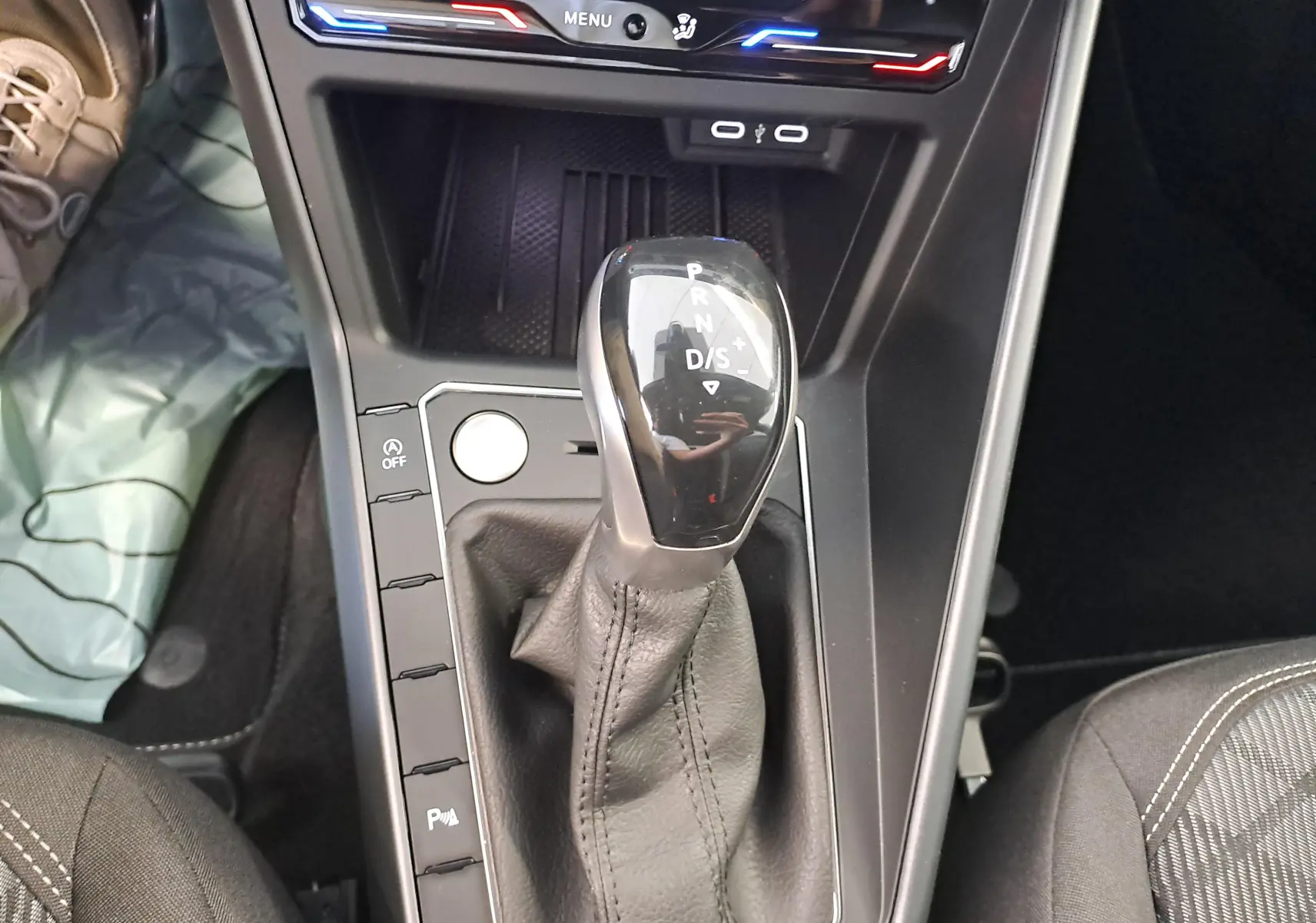 Le levier de vitesses automatique du Volkswagen Taigo 1.0 TSI 116 DSG7 R-Line Edition, vue de dessus, avec console noire.