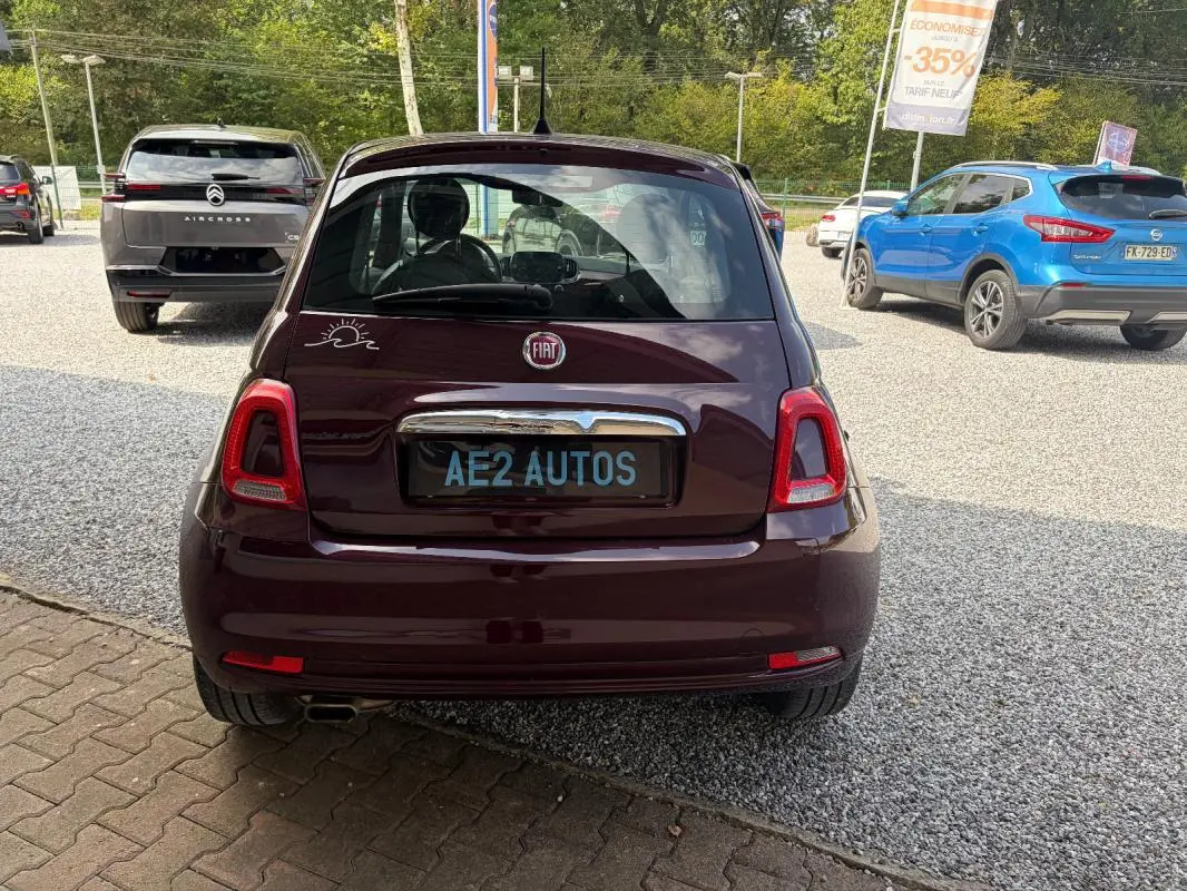 Vue arrière d'une FIAT 500 berline violet foncé de 2019, avec logo FIAT et plaque AE2 AUTOS visible.