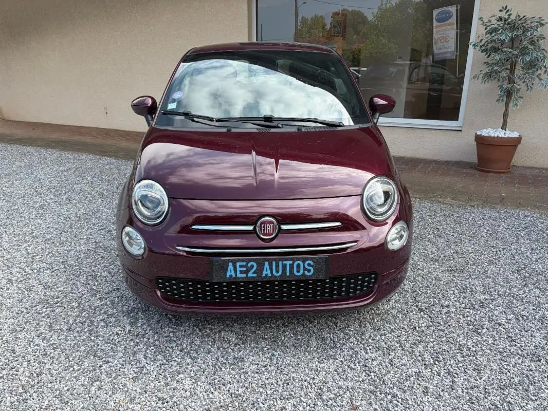 Vue frontale d'une FIAT 500 berline violet foncé 2019 avec calandre chromée et plaque AE2 AUTOS.