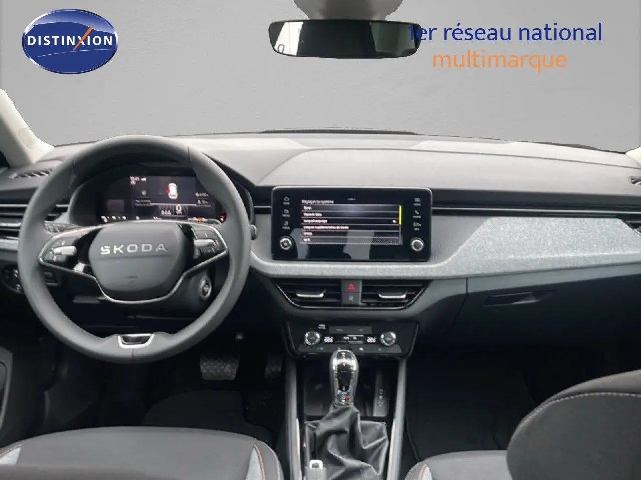 Intérieur avant du Skoda Kamiq gris graphite 2025, tableau de bord moderne avec écran tactile central et volant multifonction.