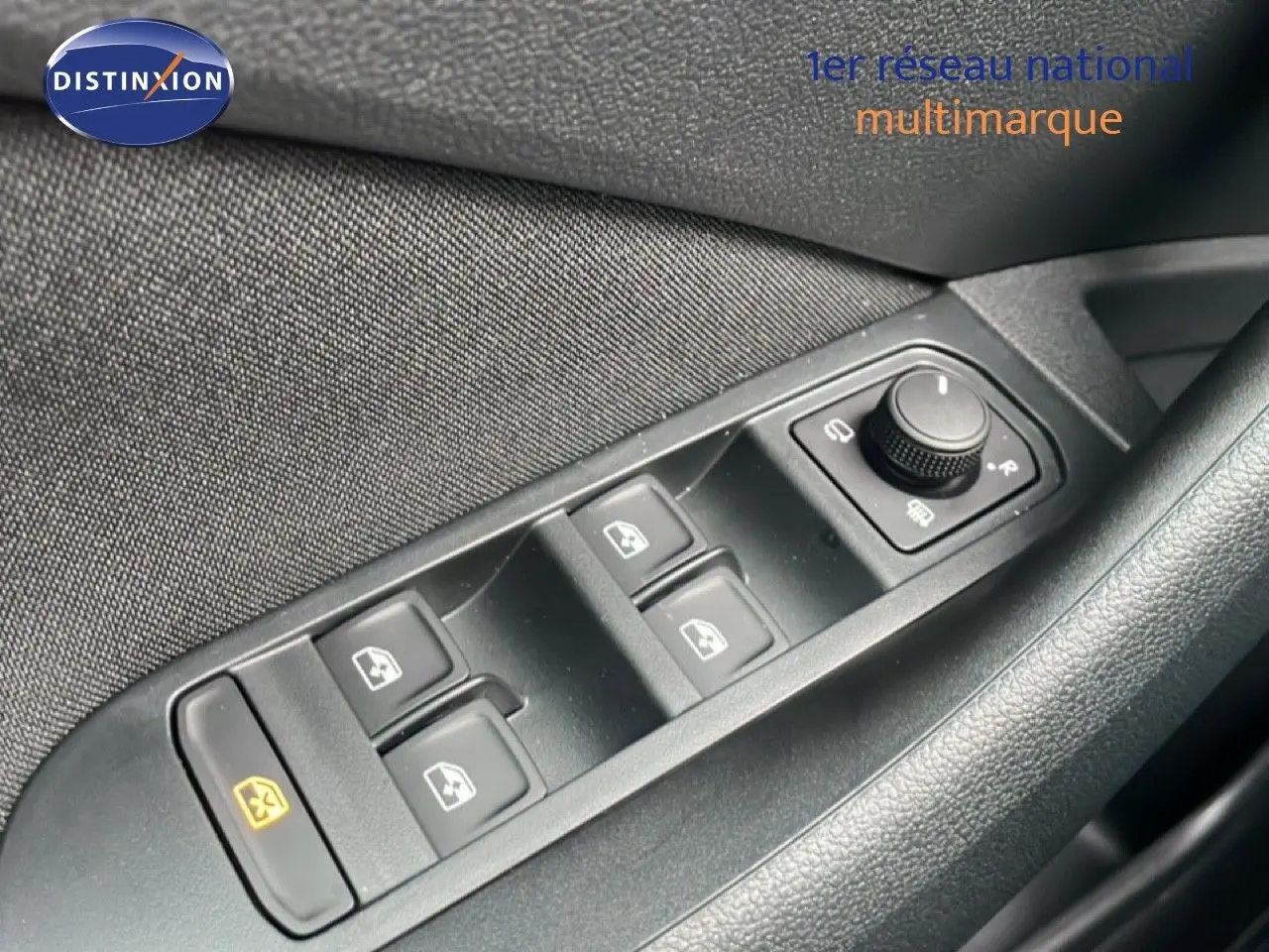 Gros plan sur les commandes des vitres électriques et rétroviseurs côté conducteur d'un Skoda Kamiq gris graphite 2025.