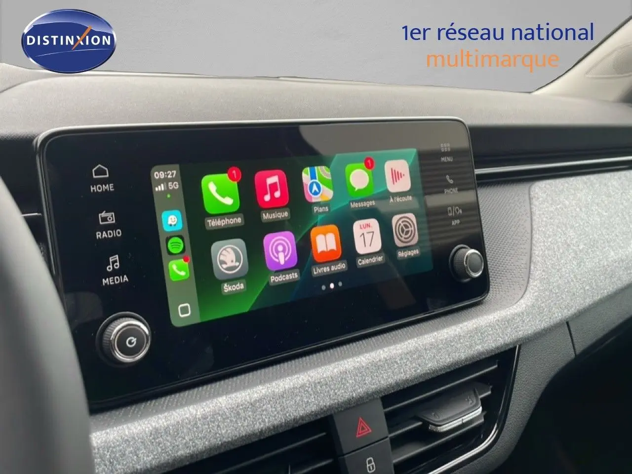 Écran tactile central du tableau de bord du Skoda Kamiq 2025, interface Apple CarPlay affichée, finition intérieure gris clair.