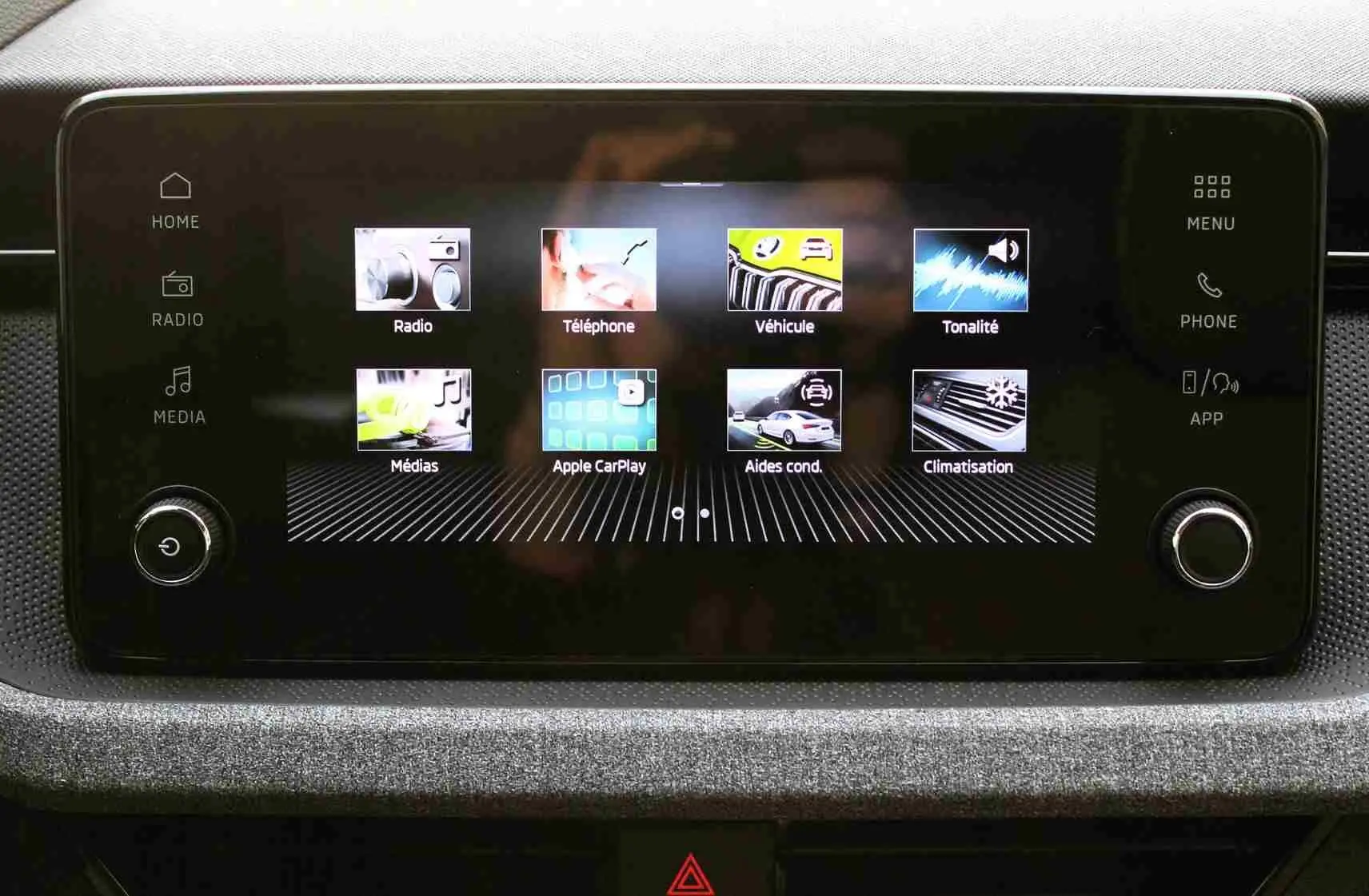 Écran tactile central du Skoda Kamiq 2025 affichant les menus Radio, Téléphone, Véhicule, et Climatisation.