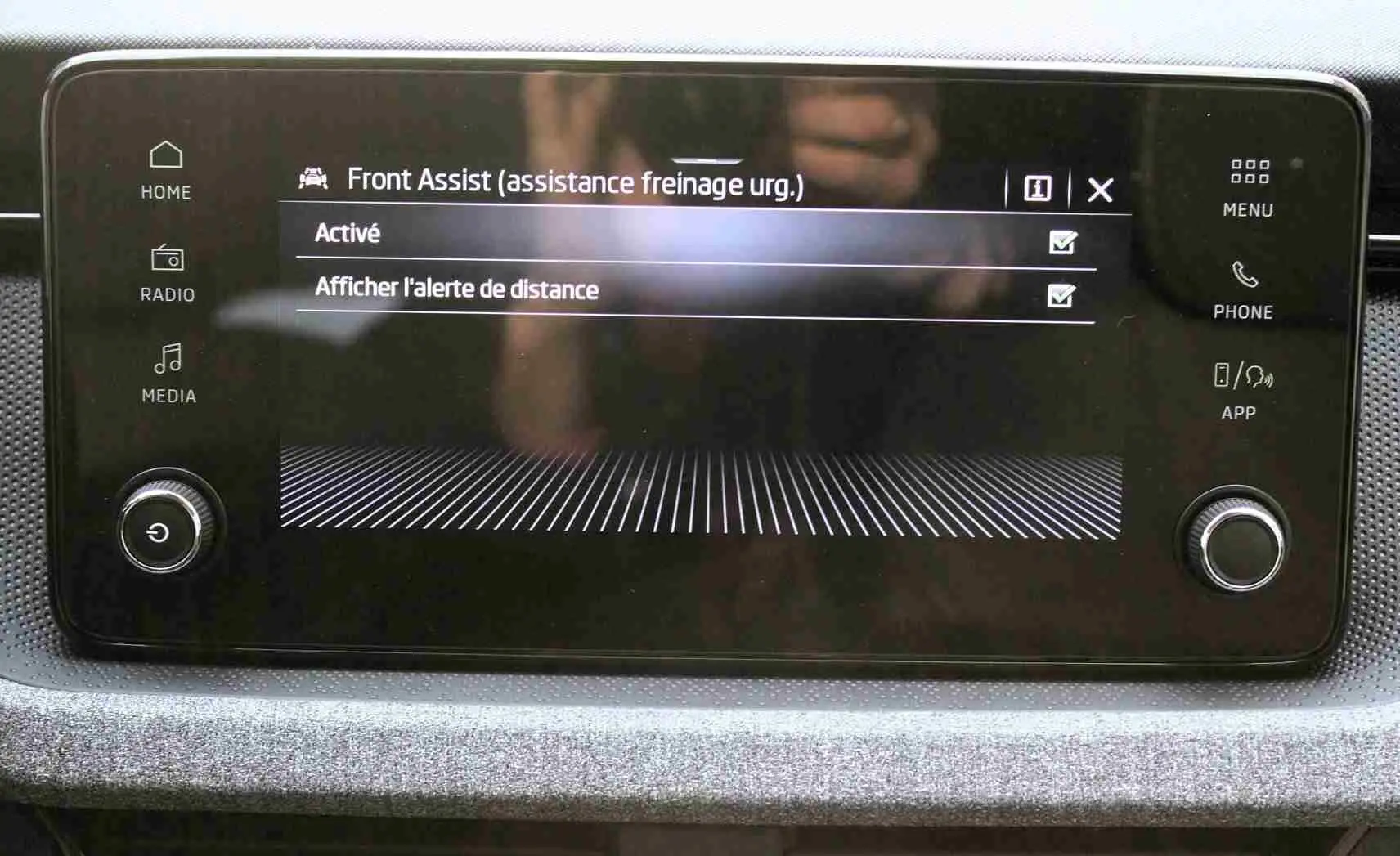 Écran tactile central affichant l'activation de l'assistance freinage d'urgence dans un Skoda Kamiq 2025.