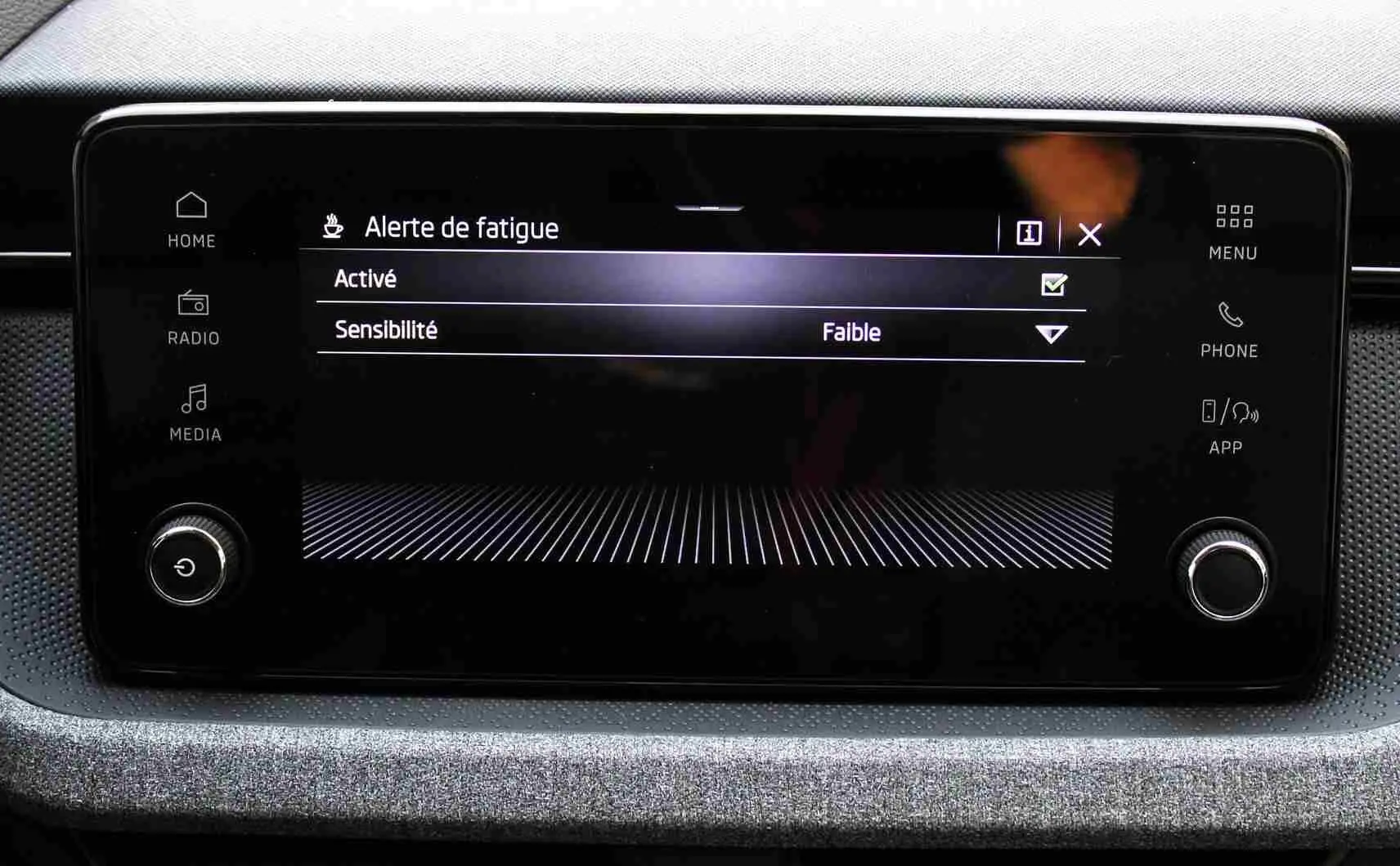 Écran tactile central affichant l'alerte de fatigue activée dans l'habitacle du Skoda Kamiq gris graphite 2025.