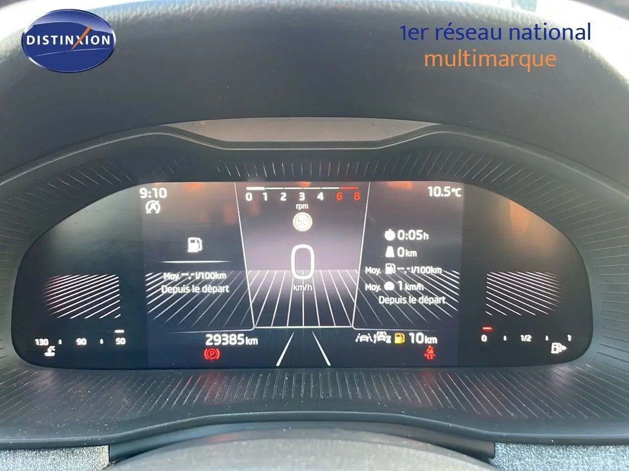 Tableau de bord numérique du Skoda Kamiq gris graphite, affichant la vitesse à 0 km/h et 29 385 km au compteur.