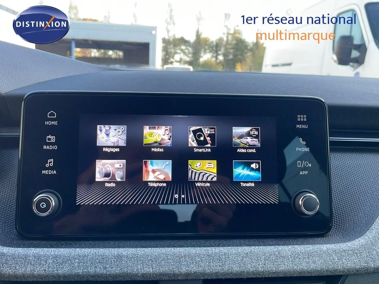 Écran tactile central du Skoda Kamiq 2024 en gros plan, affichant le menu multimédia avec commandes tactiles.