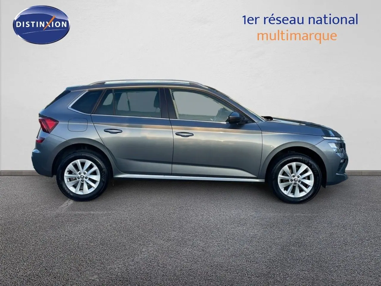 Vue de profil côté gauche d’un Skoda Kamiq gris graphite métallisé 2024 avec jantes alliage et toit ouvrant.