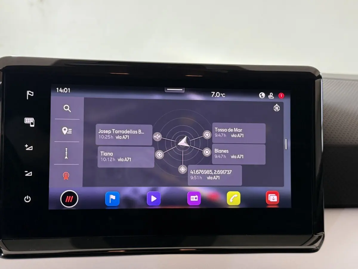 Écran tactile central du tableau de bord de la SEAT Ibiza 1.0 TSI 110 FR 2024 affichant le système de navigation.