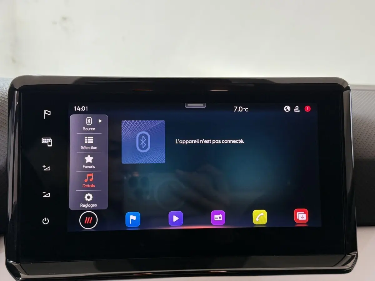 Écran tactile central du tableau de bord de la SEAT Ibiza 2024 affichant la connexion Bluetooth inactive.