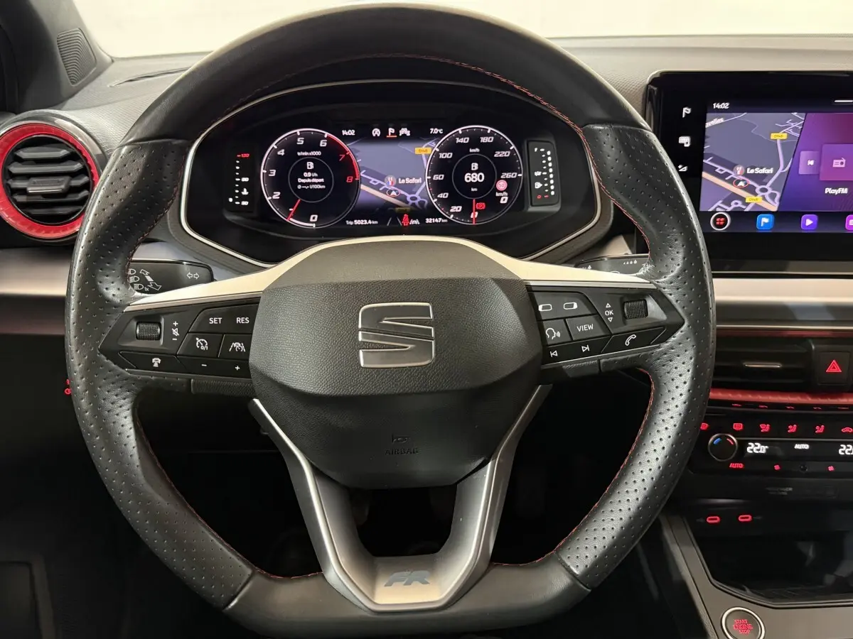 Vue rapprochée du volant cuir et alu de la SEAT Ibiza 1.0 TSI 110 FR 2024 avec tableau de bord numérique et écran tactile.