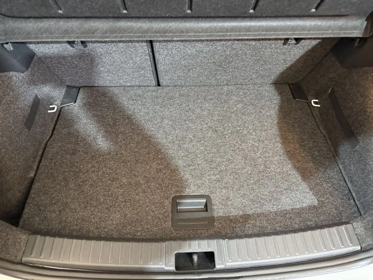 Vue plongeante sur le coffre gris foncé de la SEAT IBIZA 1.0 TSI 110 FR 2024, espace de rangement propre et spacieux.
