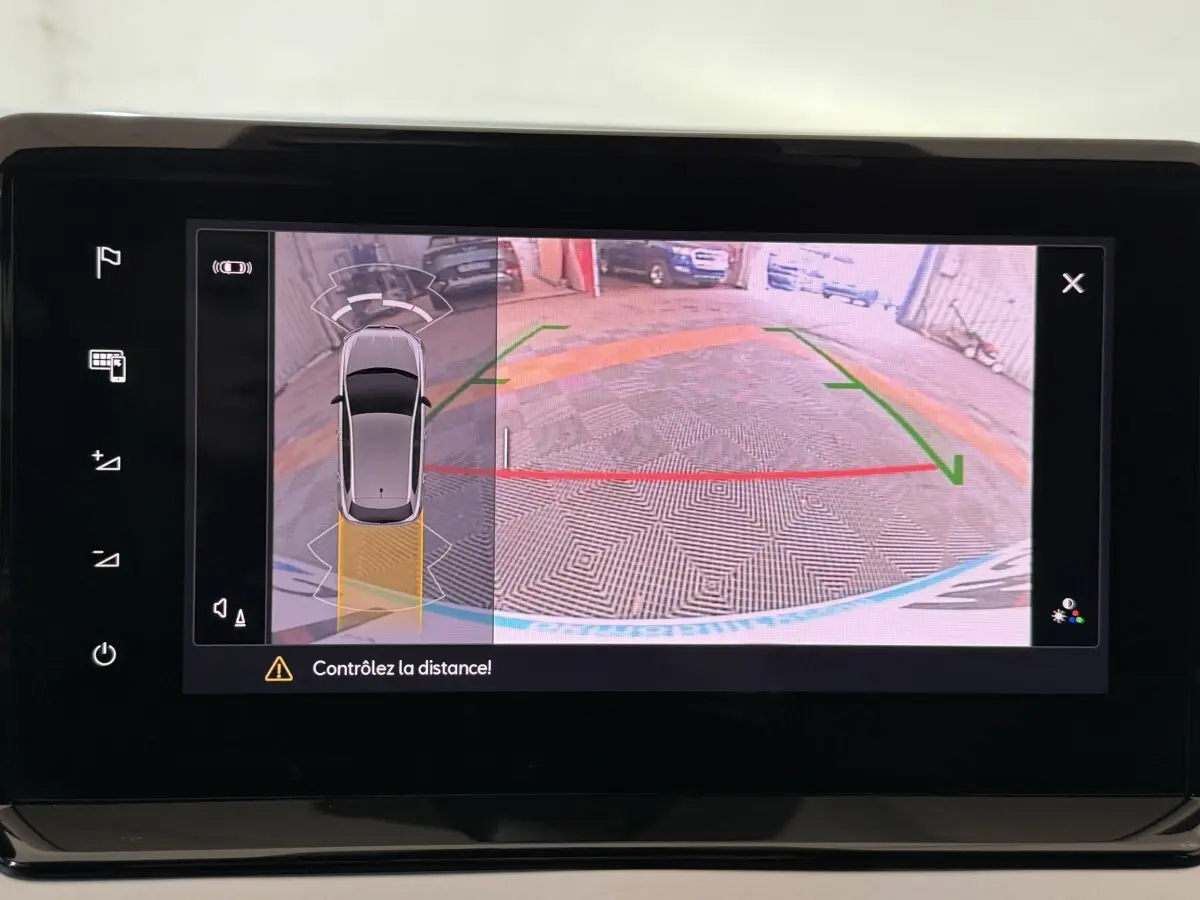 Affichage caméra de recul SEAT Ibiza 2024 avec guidage de trajectoire et alertes de distance.
