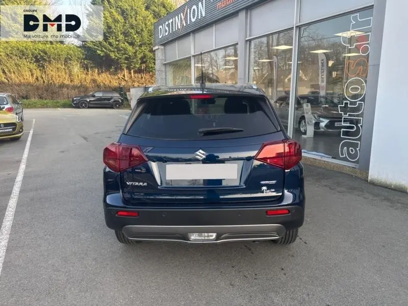 Vue arrière du Suzuki Vitara bleu So'Color Sphere Pearl avec feux arrière LED et lunette arrière surteintée.