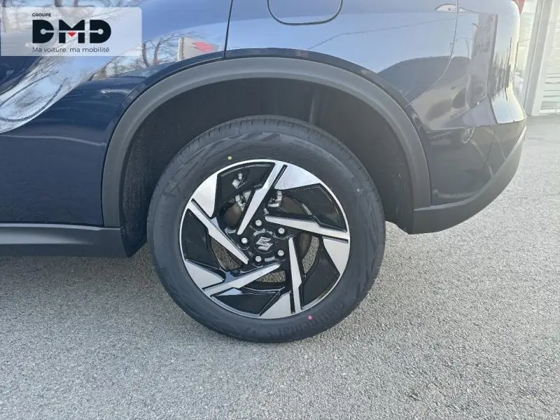 Gros plan sur la roue avant droite du Suzuki Vitara bleu So'Color Sphere avec jante alu bicolore noire et argentée.