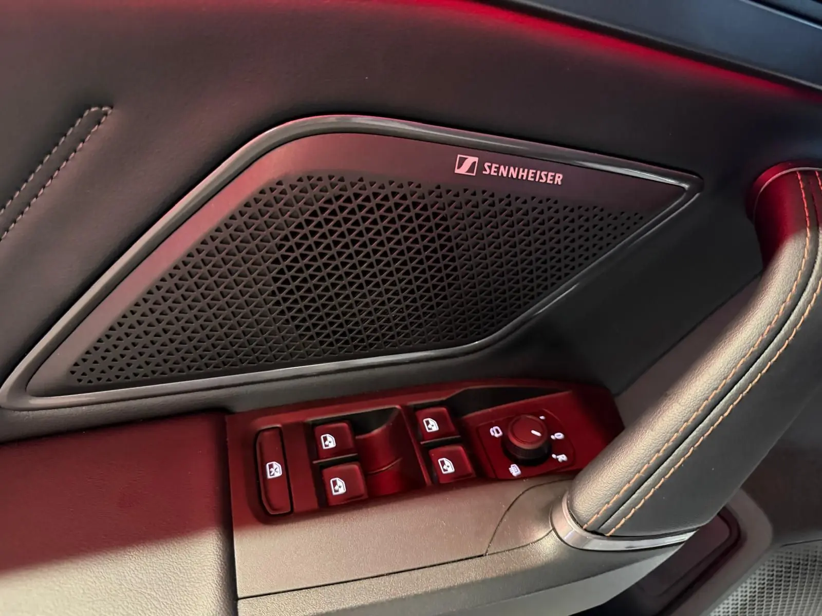 Gros plan sur la commande des vitres et haut-parleur Sennheiser côté conducteur du CUPRA Formentor blanc 2025.